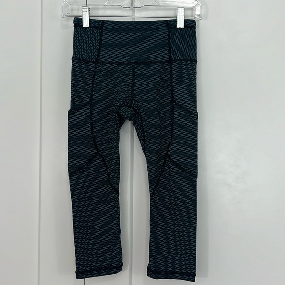 Lululemon Size 4 Blue, Black Outrun Cropped Mesh Athletic Leggings with Pockets - Picture 3 of 16